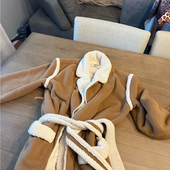 UGG Tan and Cream Fleece Robe - SIZE M - Picture 3 of 6